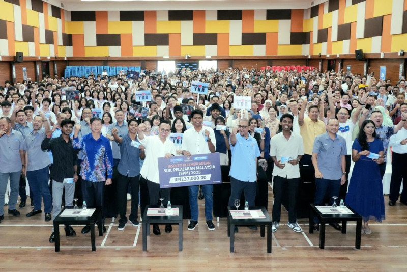 BM MP Steven Sim presents cash awards to SPM top scorers