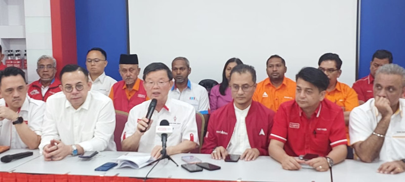 ‘Be cautious when dealing with Umno’ – DAP leaders