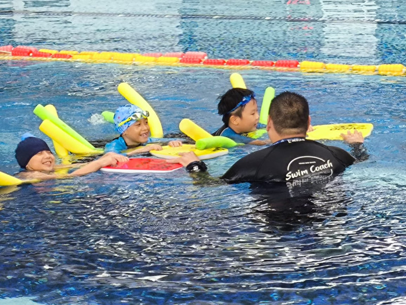 Ex-pupil takes time off for free swimming lessons at former school