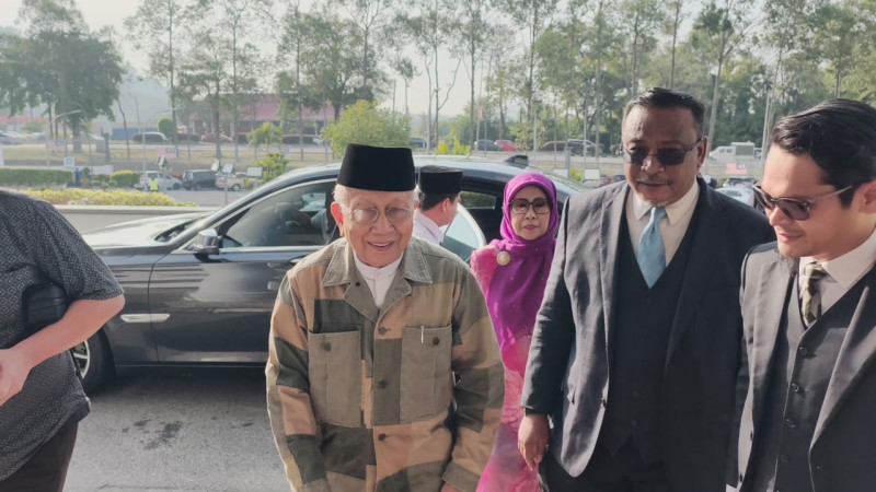Rais Yatim charged with sedition over Negeri Sembilan royal dispute
