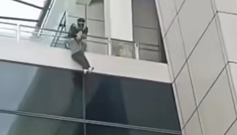 KLIA T2 fall: Foreign woman dies after incident at airport balcony 