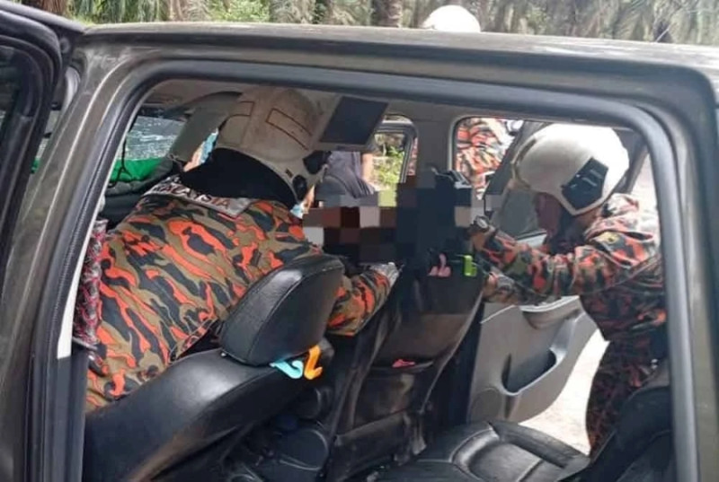 Woman trapped, daughter injured as MPV skids off road in Ayer Hitam