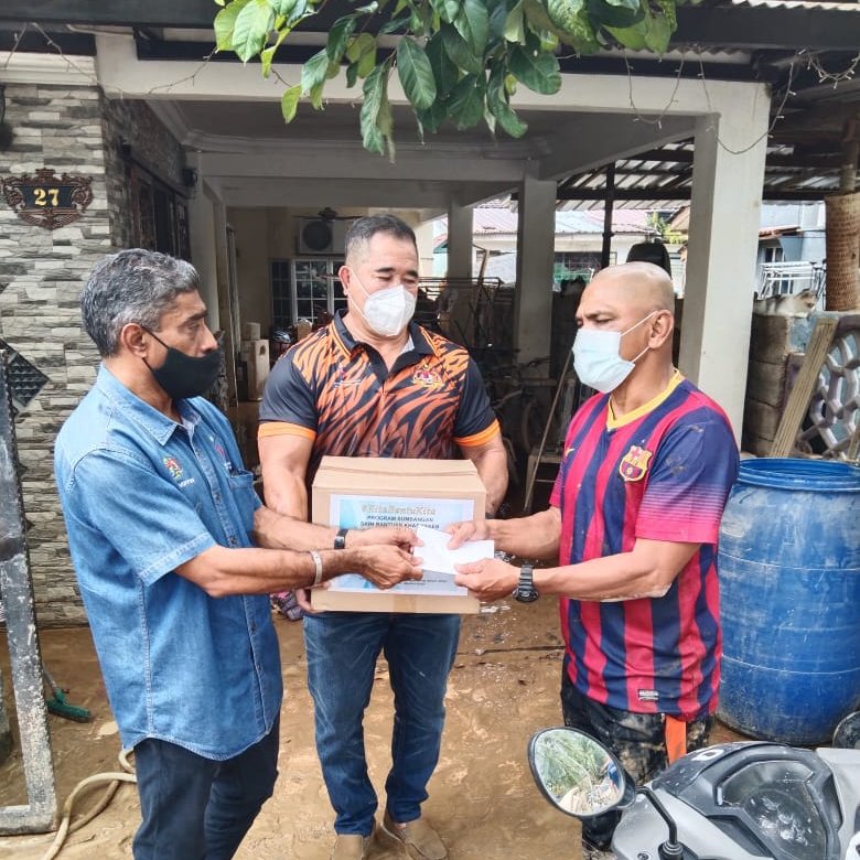 Yakeb provides cash aid to 10 ex-athletes affected by floods