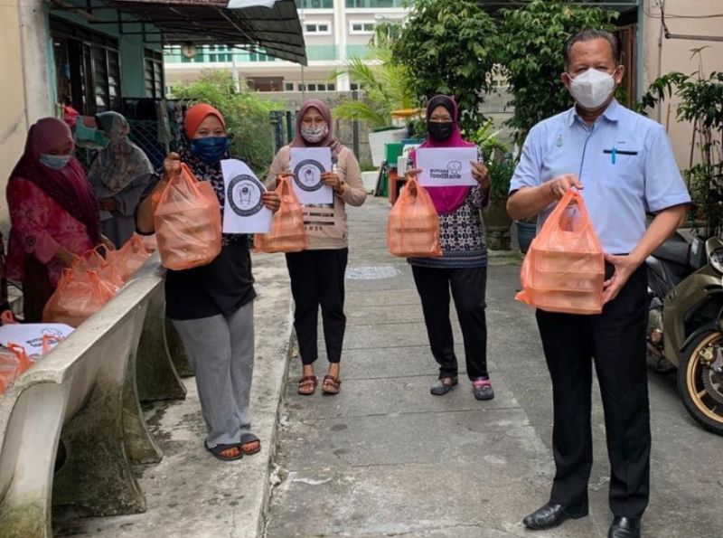 Resourceful rep hands out 3,000 meals to struggling Batu Maung constituents