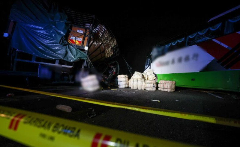 7 killed, 33 injured in 3-vehicle crash near Ayer Keroh R&R