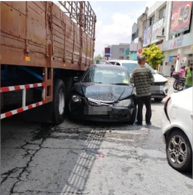 Trailer rams into five other vehicles near bank along Jalan Klang - Banting
