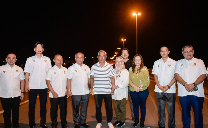 King, queen make surprise stop at Pan Borneo Highway’s longest bridge 