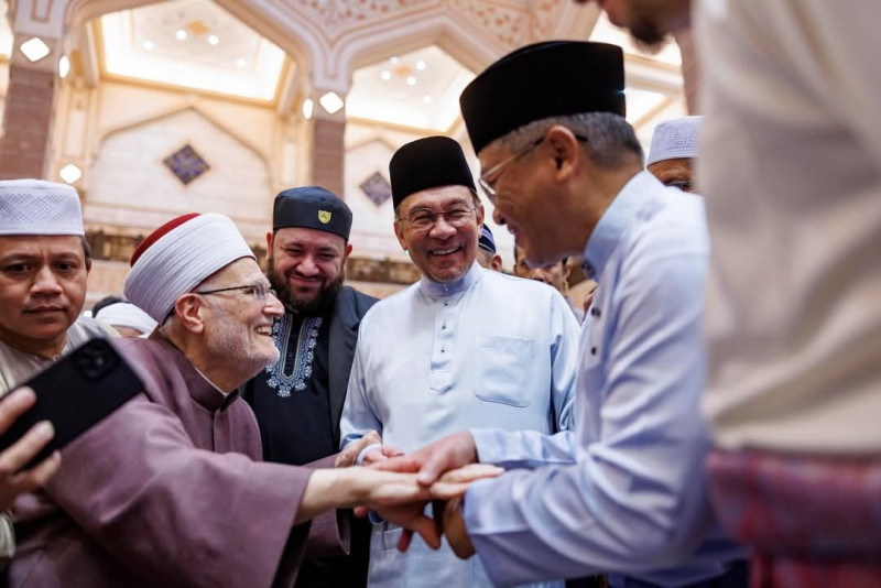 Anwar: Muslims must strive to build economic strength, master new technologies