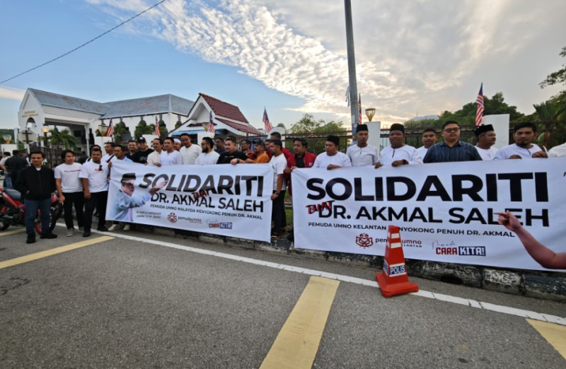 Akmal’s supporters gather at Bukit Mertajam court amid tight security (Updated)