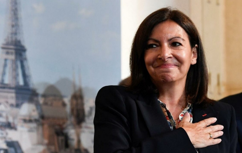 Socialist Paris Mayor Hidalgo joins battle to topple Macron