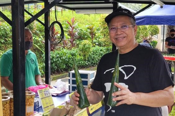 ‘Where is your mask?’: Annuar flouts SOPs... again