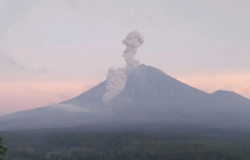 Volcanic escalation on Java a threat of potential regional chaos