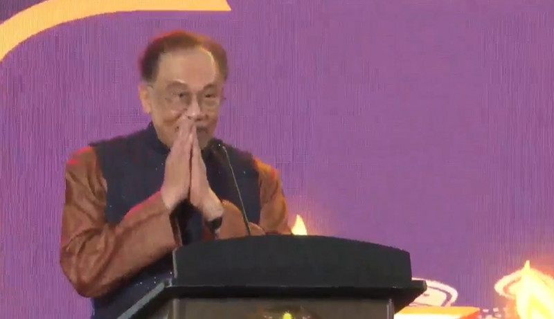 Resist racial rhetoric, protect our multi-racial harmony, Anwar says at Deepavali celebration