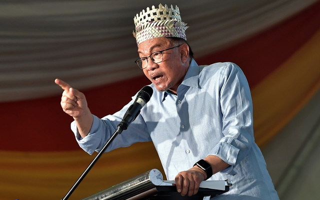 Don’t drag royalty into politics: Anwar