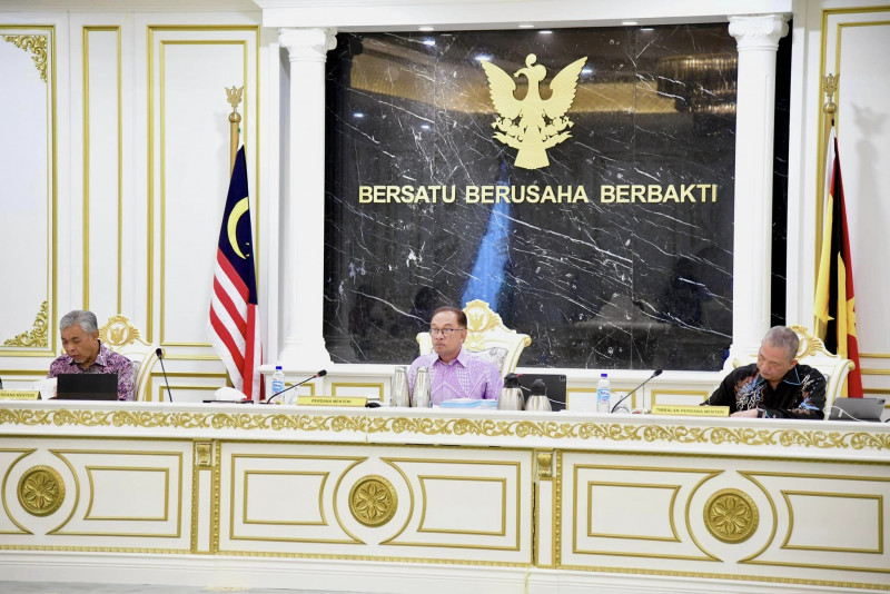 Anwar chairs cabinet meeting in Kuching