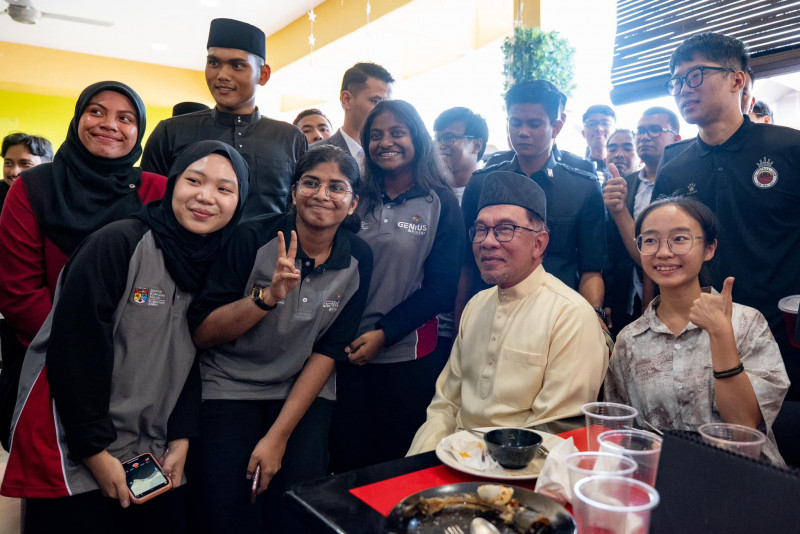 Anwar tries Menu Siswa Rahmah at UKM cafeteria