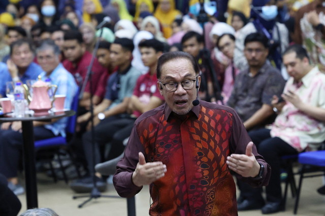 Knowledge, idealism could lead youth to truth, justice: Anwar