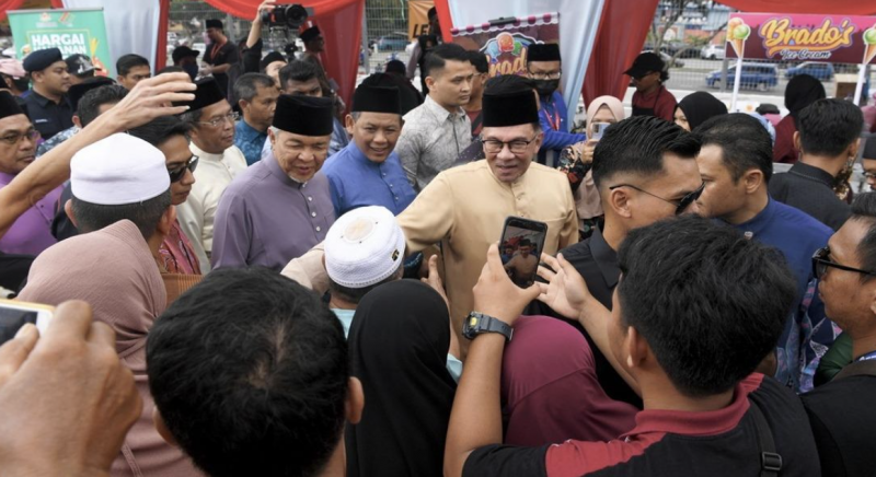 Visitors brimming with excitement to meet PM at Negri Aidilfitri event