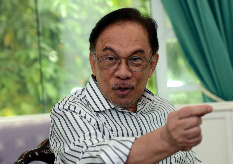 Govt shouldn’t threaten vaccine sceptics: Anwar