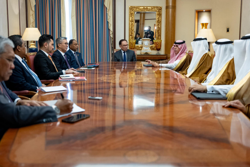 Anwar meets with Saudi captains of industry in Riyadh