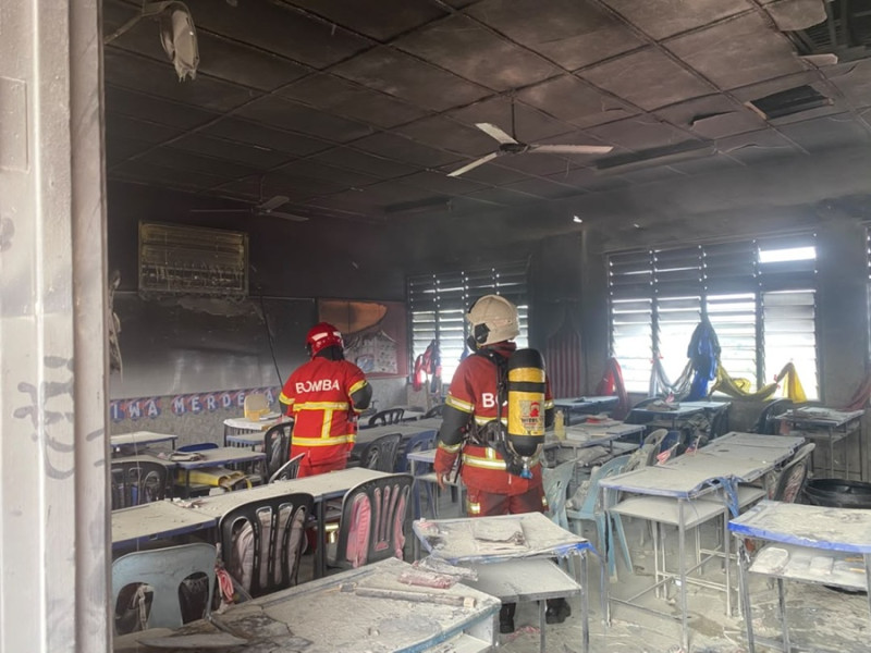 Fire breaks out at SK Setia Alam (video)