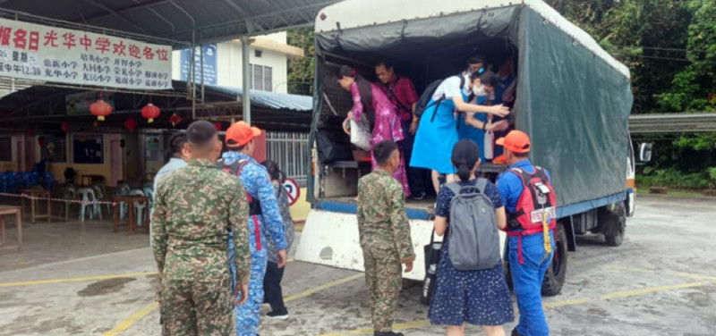 Sarawak Civil Defence Force helps transport SPM candidates to school 