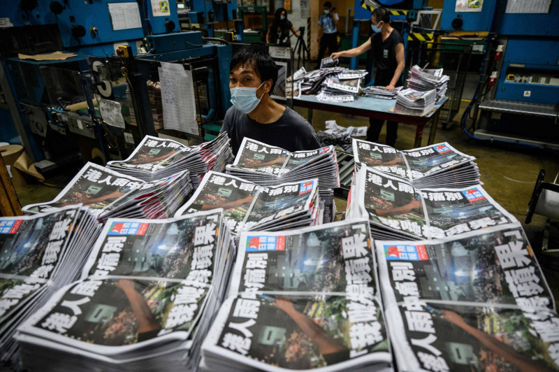 Hongkongers snap up final edition of Apple Daily newspaper