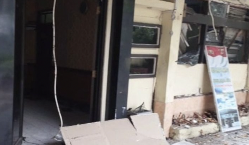 Bandung suicide bombing kills police officer, wounds 10: authorities