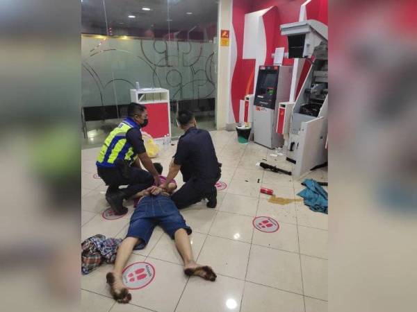 Man takes bus to Balik Pulau to break cash deposit machine