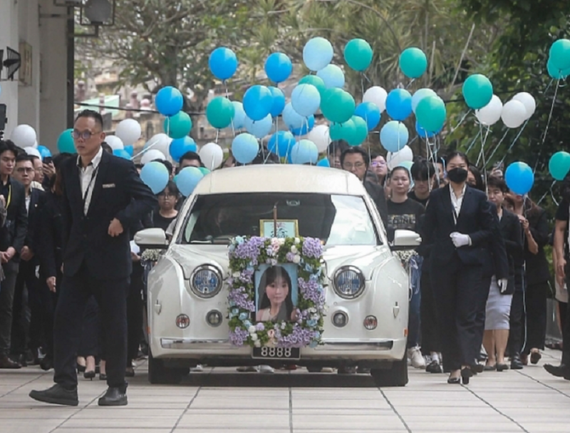 Hundreds attend funeral of murdered schoolgirl