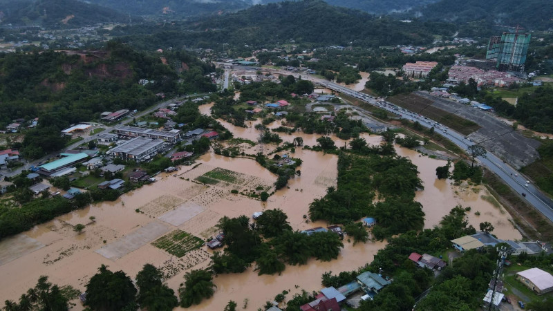 One dead, thousands without water as Sabah floods worsen
