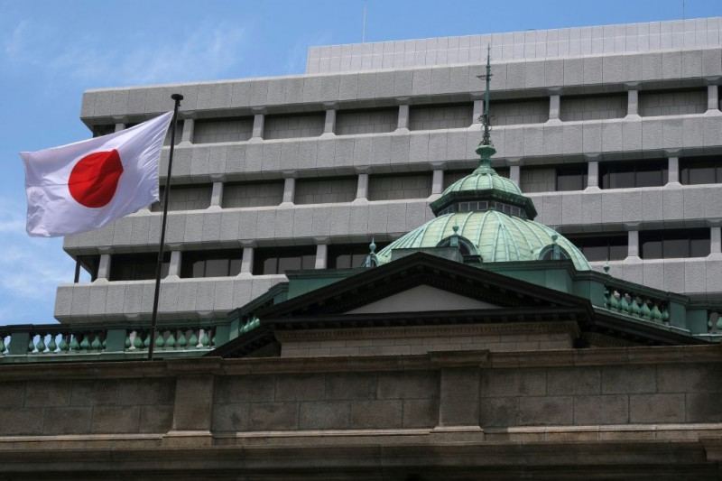 Japan sticks to easing despite yen pressure