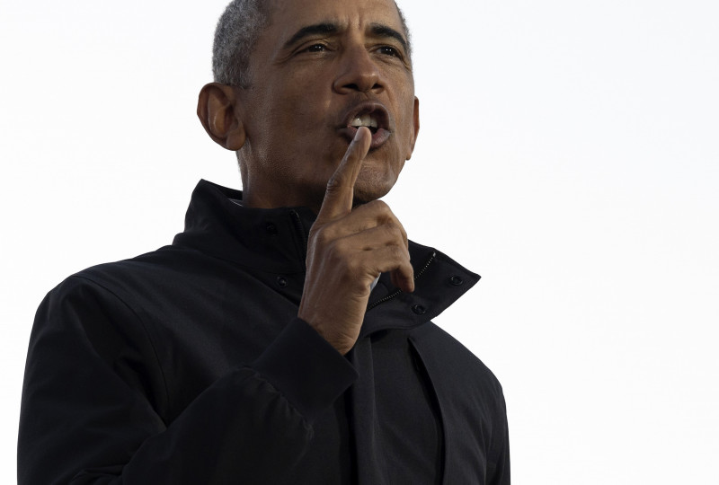 Obama sinks 3-pointer on campaign trail