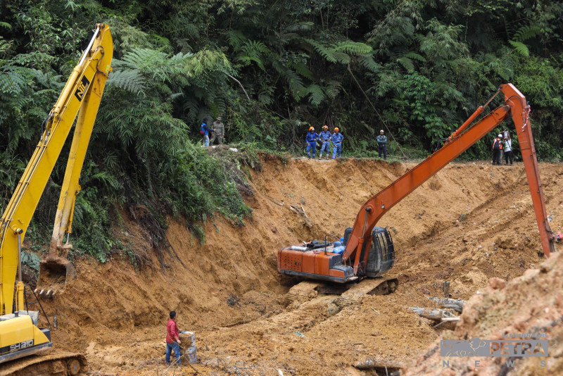 [UPDATED] Batang Kali landslide: poor weather forces rescuers to suspend operations