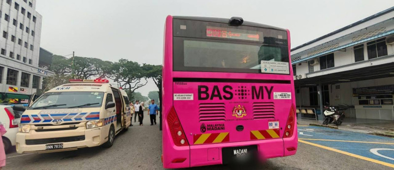 Kuching: Woman gives birth in public bus outside health clinic