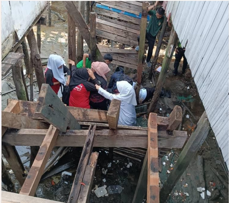 Close shave for teachers, students as boardwalk collapses