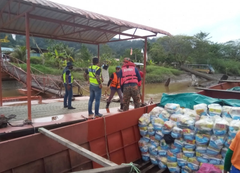 Bomba riverboats deliver food aid to longhouse folks struggling to recover from floods