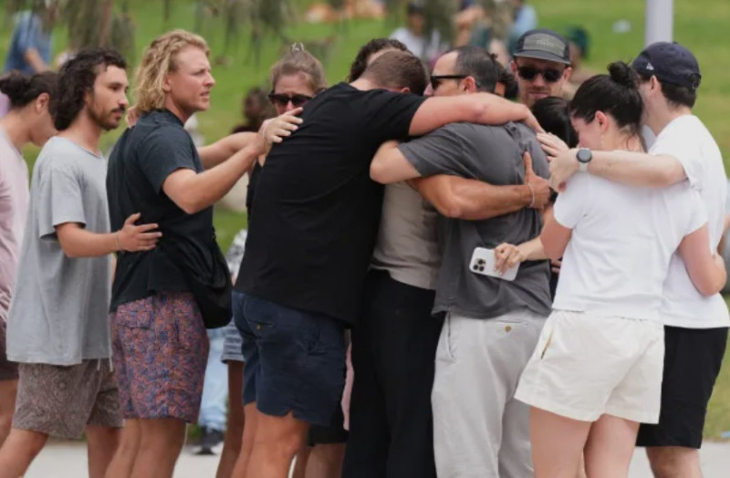 Australia mourns Bondi Beach victims as terror investigation deepens