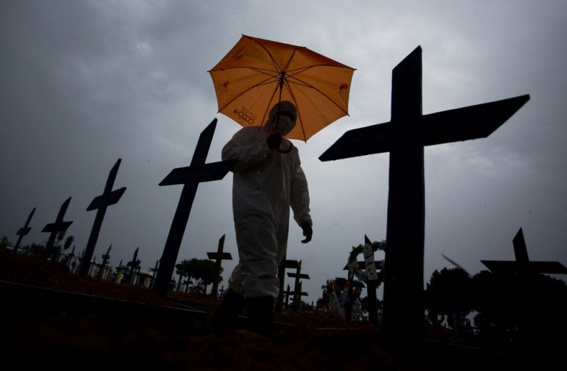 2nd straight day of record virus deaths in Brazil