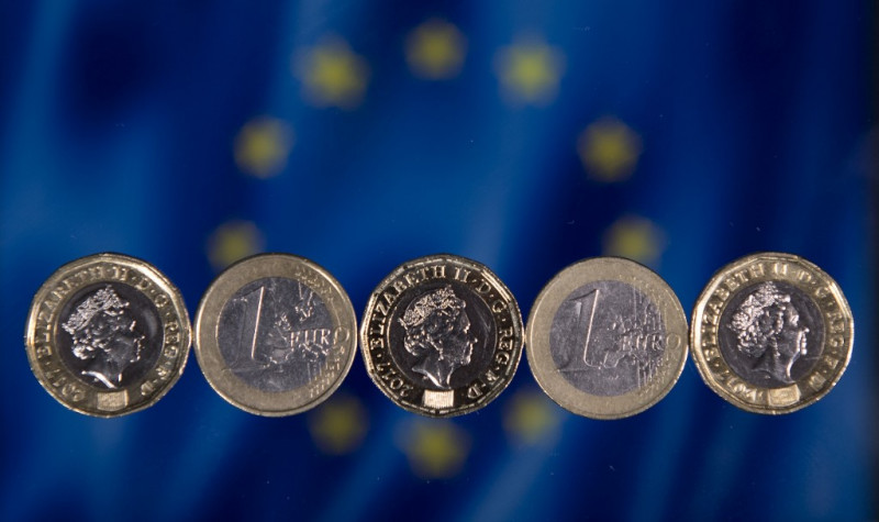 Euro drops back under dollar parity 