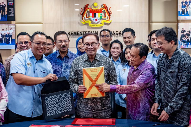 Anwar expresses highest appreciation to treasury staff in preparing Budget 2024