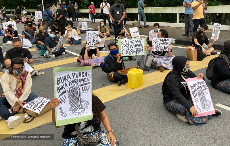 [UPDATED] Buka Puasa, Buka Parlimen: marchers demand MPs reconvene