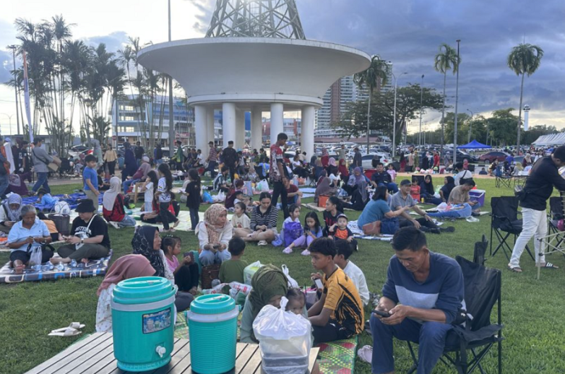 More than 20,000 people of various races, religions gather for mass breaking of fast in Sibu