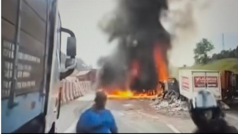 Fiery 6-vehicle crash in Kulai: Fatalities unconfirmed (video)
