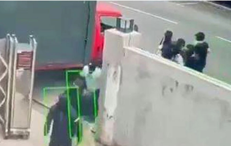 More than 50 masked, armed individuals storm karaoke after lorry rams gate (video)