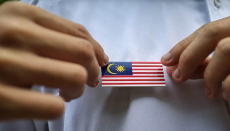 900,000 Sarawak students get free Jalur Gemilang badges