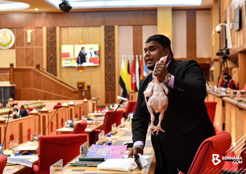 [UPDATED] Frustrated Pakatan lawmaker brings whole fresh chicken to Perak assembly