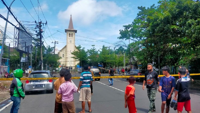 Bomb suspected in Indonesia cathedral attack
