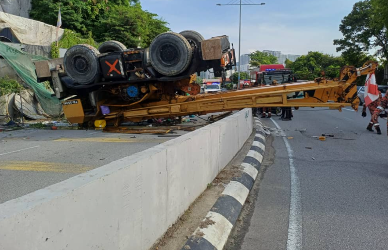 Crane falls from construction site, causes traffic gridlock