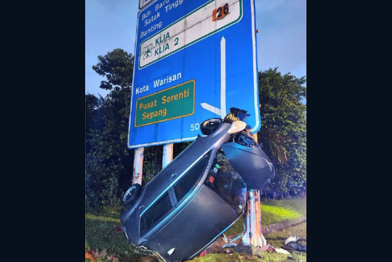 Driver killed as car crashes into road signboard near Kota Warisan